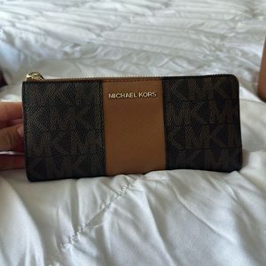 Micheal Kors Wallet, pre loved but in great condition.